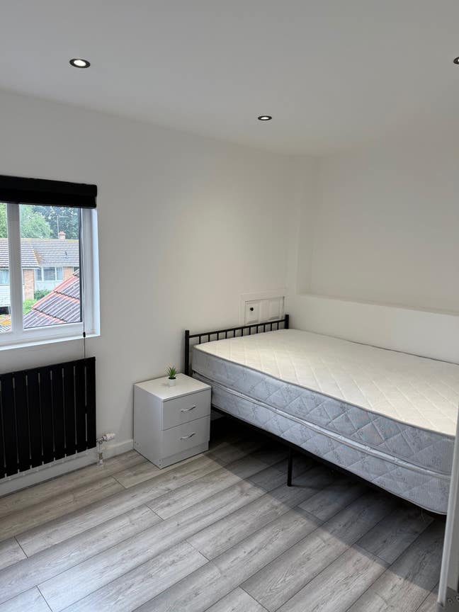 Newly Converted 2min Walk To East Surrey Hospital! Main Photo