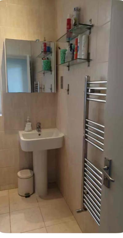 Good area and close the underground  Main Photo