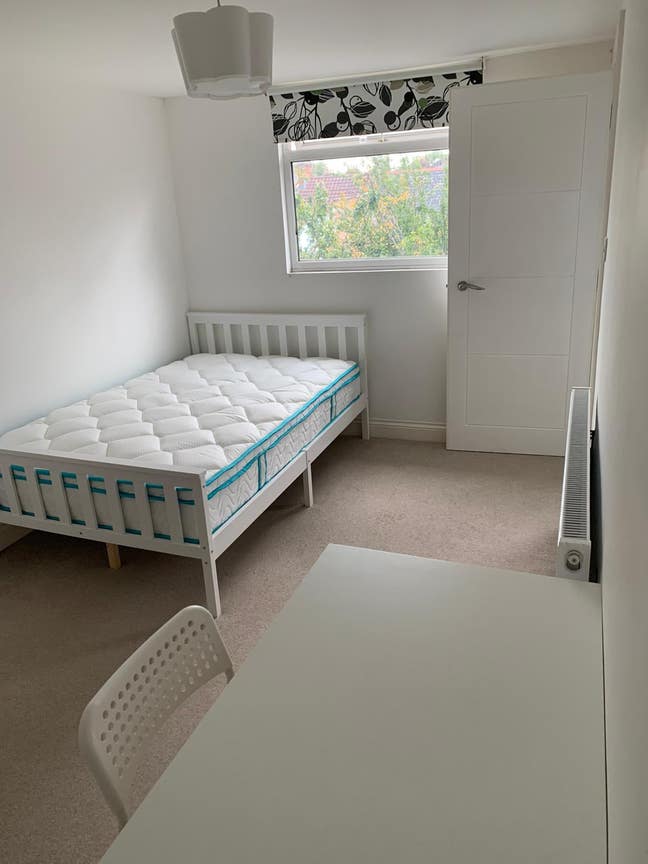 Large rm-1 min walk to tube station Main Photo