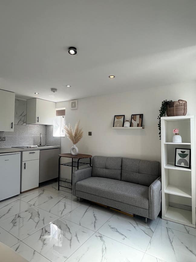 Large Spacious Studio Flat, RM7 - Newly Built Main Photo