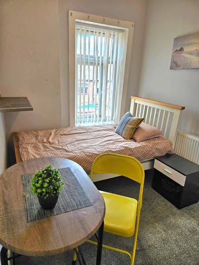Beautiful Single Room  /house share Main Photo