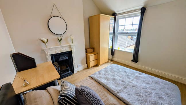 Pleasant Town Centre Room In Ideal Location Main Photo