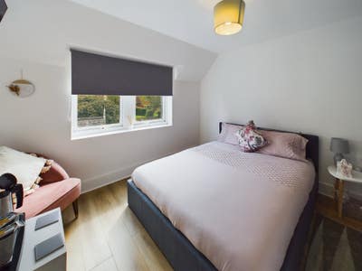Large Bedrooms with En Suites - Great Location Main Photo