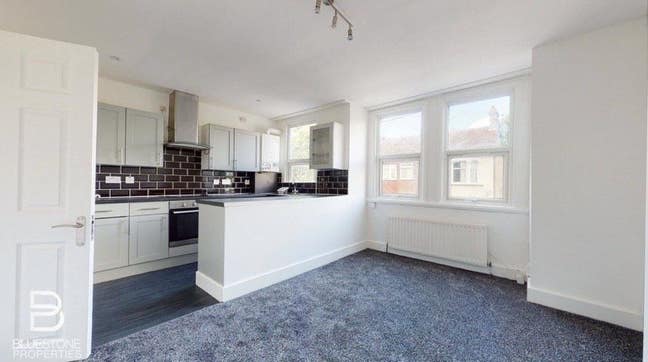 Lovely, spacious, refurbished first floor flat Main Photo
