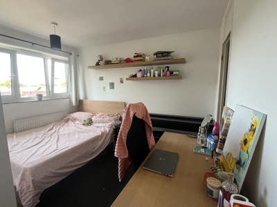Spacious room in Stratford with two friendly girls Main Photo