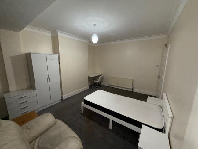 1 Rooms available , tenancy take over.  Main Photo