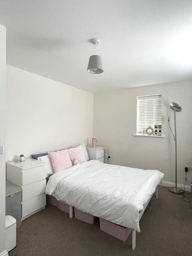 A spacious double room in Orchard Park Main Photo