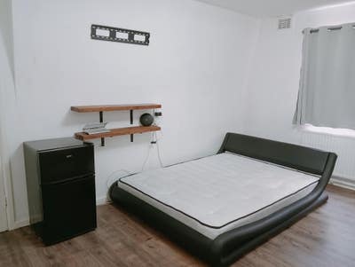 Large double room - single occupancy Main Photo