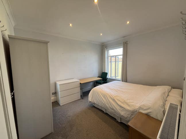 Double room in spacious shared house Main Photo
