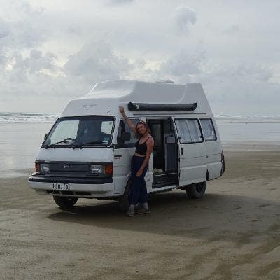 I am a professional female aged 27. Preferabl... Main Photo