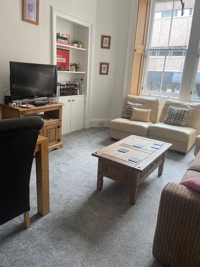 Spacious room in friendly Newington flat  Main Photo