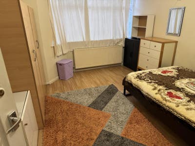 Double room  in East Ham for a woman  Main Photo