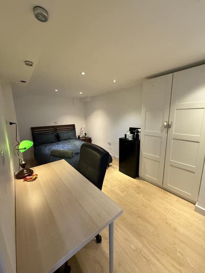 Spacious Room available near Stratford  Main Photo