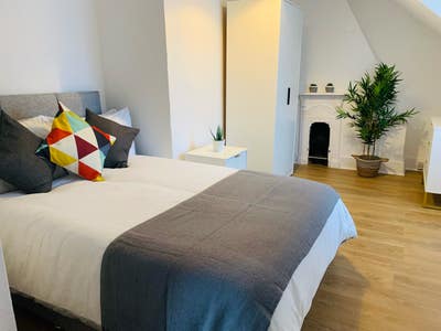 Trendy room for a female - Quiet location!  Main Photo