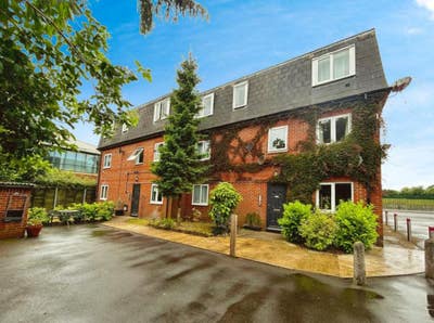 1 bed near Slough / Heathrow  Main Photo