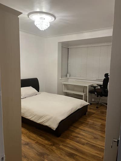 A large king size bedroom in lovely family home . Main Photo