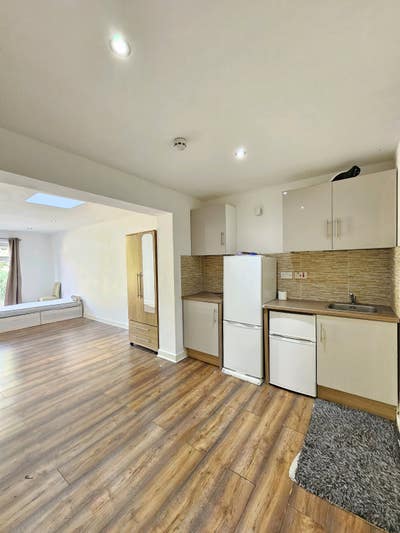 Refurbished: Bedsit Studio: All Bills Inc Main Photo