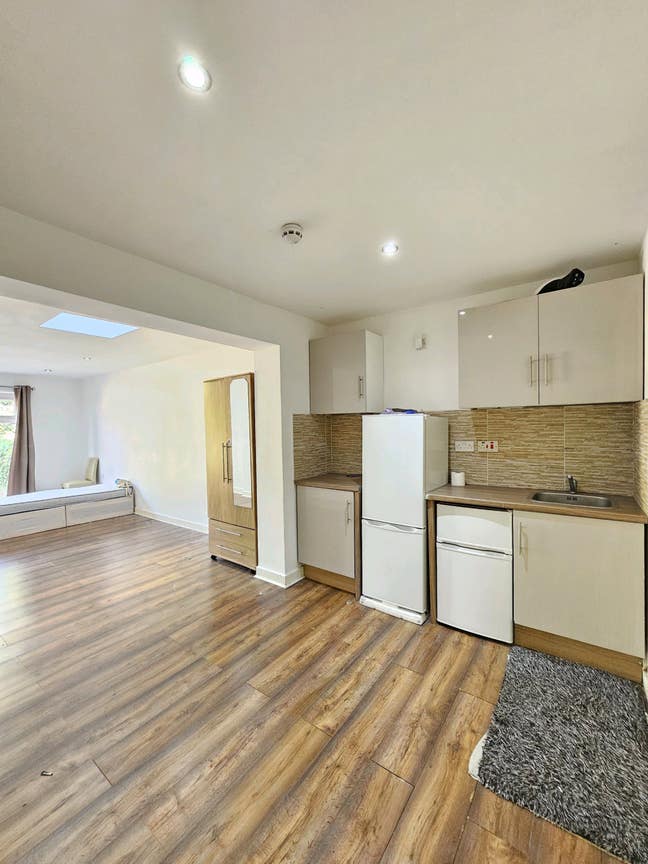 Refurbished: Bedsit Studio: All Bills Inc Main Photo