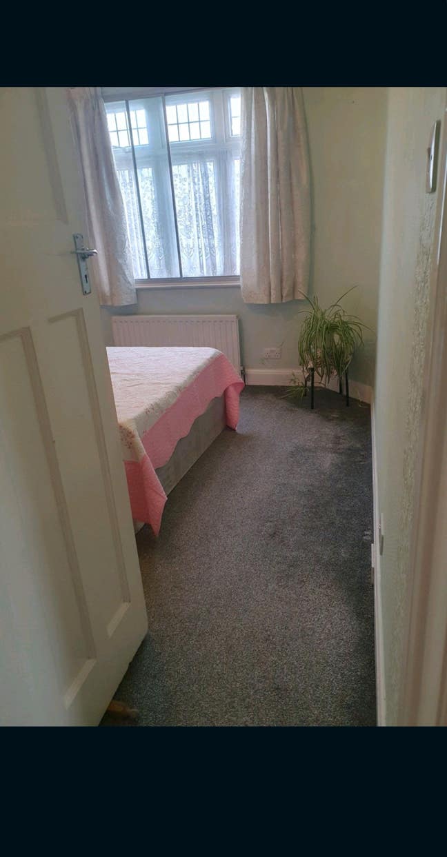 Double room for rent in south Woodford central lin Main Photo