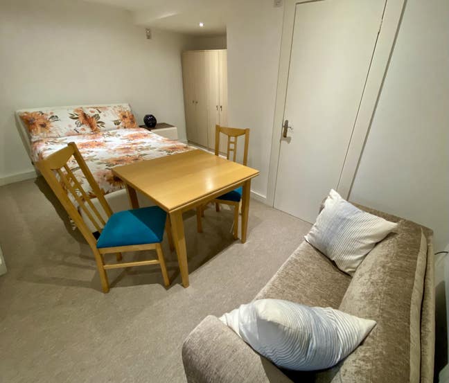 Large studio with ensuite, kitchenette Main Photo