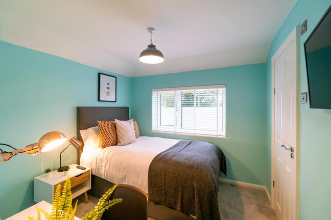 One ensuite room available in a homely house Main Photo