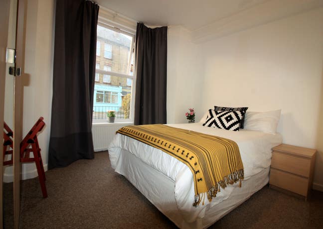 Double Ensuite Room Available – Westcombe Hill Main Photo