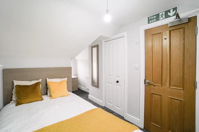One Beautiful Ensuite Room in West Reading Main Photo