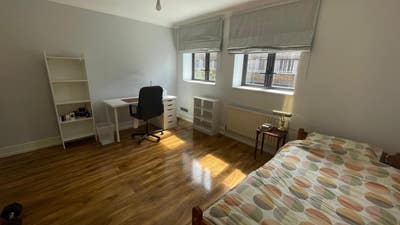 2 bed flat in Kensington Main Photo