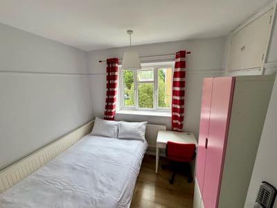 Rooms Available for  Students/Proffesionals !!! Main Photo