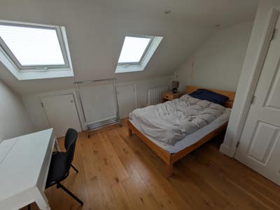 En-suite room for mature student, all bills incl Main Photo