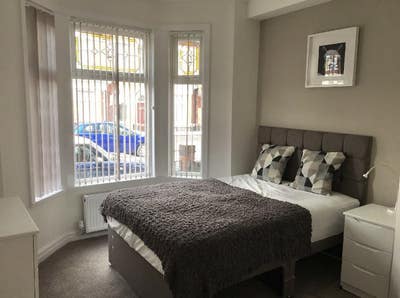 En-suite & TV/Close to Town, Bus & Train Stations Main Photo