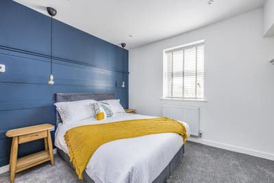 Propod 12 Modern Ensuite Bedroom Gosport High St Main Photo