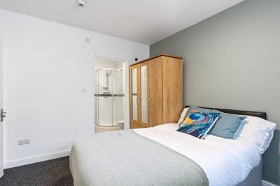 ✨ Spacious Double En-suite room in Radford ✨ Main Photo