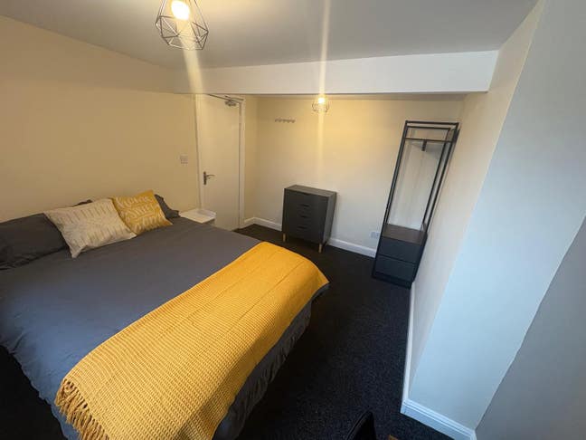 One Room Available in This Six Bedroom House Shar Main Photo