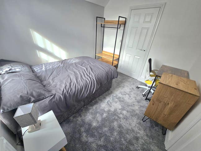 Double En-suite bedrooms available now  Main Photo