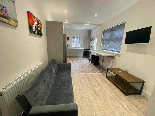 TWO Double En-suite bedrooms available now  Main Photo