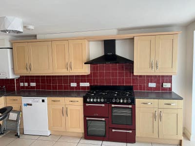 Ensuite, Double and Single Rooms in Three Bridges Main Photo