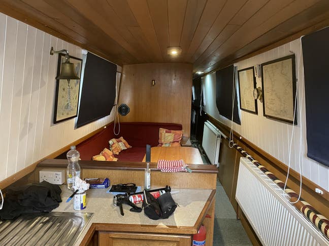 53ft Floating 1 bed flat / Studio (narrowboat) Main Photo