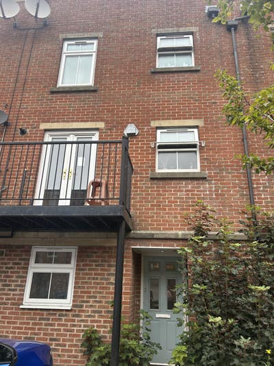 6-rooms available in house-share SO14 Main Photo
