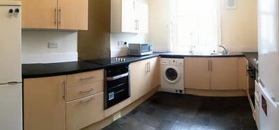 A Nice Cosy Top Floor/ Ground Floor Rooms to Le Main Photo