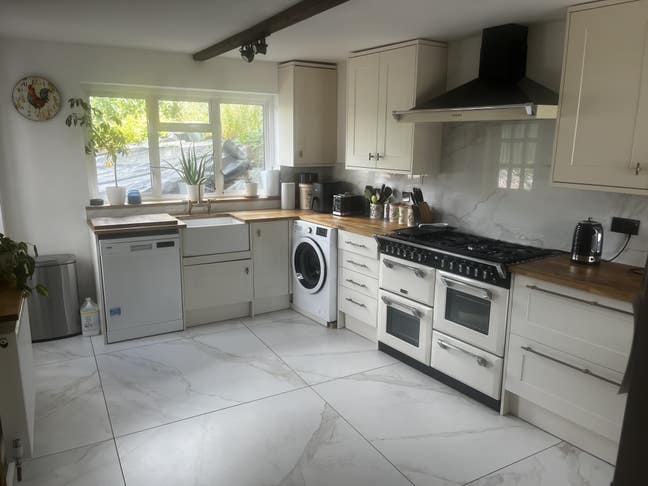 Furnished Double Room in Spacious 3-Bedroom House  Main Photo
