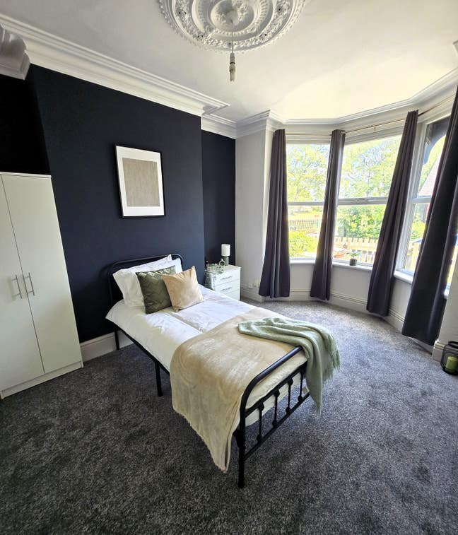 Large shared House in Wakefield Main Photo