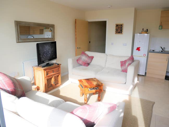 Modern One Bedroom Flat with Balcony in West Ealin Main Photo