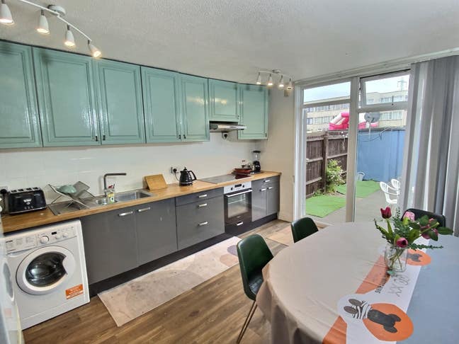 2 Large Room in Colliers Wood Main Photo