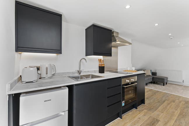 Studio *couples welcome* All bills included   Main Photo