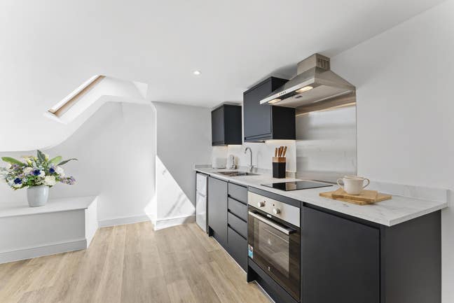 Studio *couples welcome* All bills included   Main Photo
