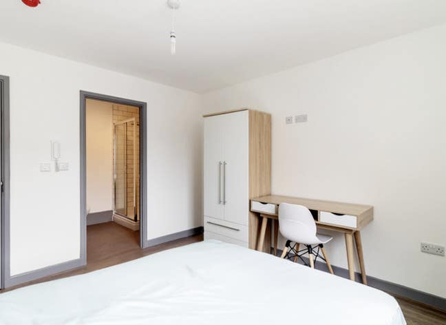 *Live Comfortably: 1-Bed Flatshare in Prime Locati Main Photo