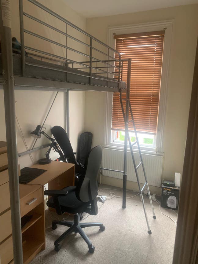 Small single room in quiet neighbourhood Main Photo