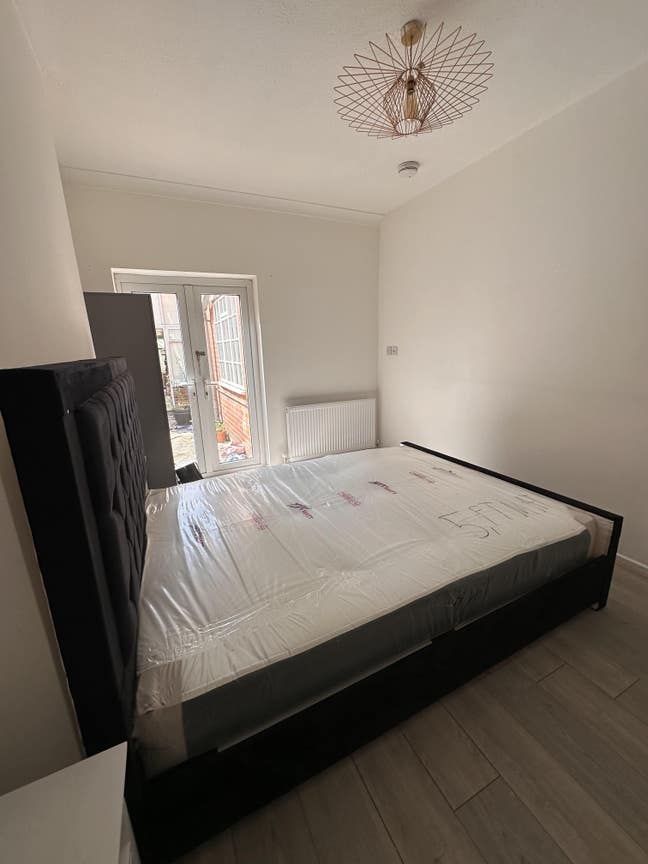 Double furnished and Spacious room  Main Photo