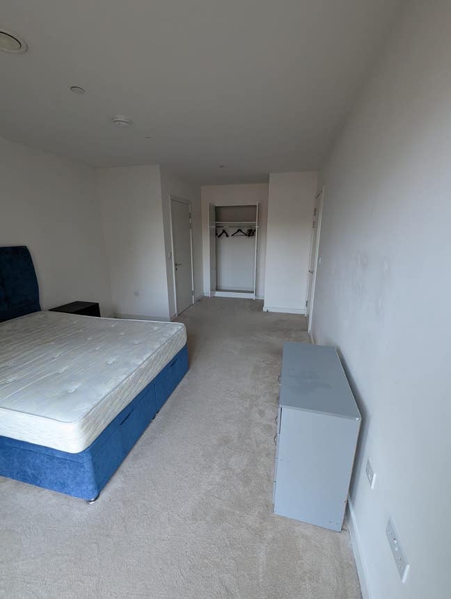Spacious Bedroom w/ En-suite  in E16  Main Photo